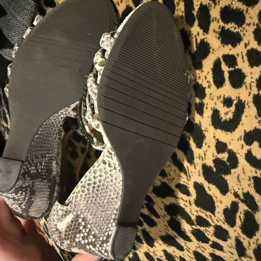 Bacio 61 Chic Black and Gray Wedge Shoes with Shimmery Texture 7.5